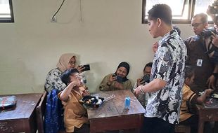 Wapres Terpilih Gibran Tinjau Uji Coba Makan Bergizi Gratis di SDN Tugu Solo