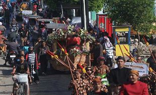 Kemeriahan Kirab Budaya Grebeg Rojomolo di Mojo Solo