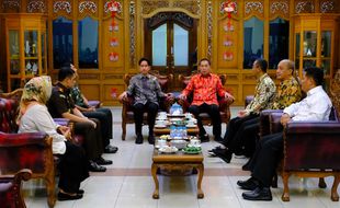 Makan Siang dengan Gibran di Warung Sate Pak Manto, Momen Berkesan bagi Teguh