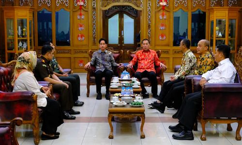 Makan Siang dengan Gibran di Warung Sate Pak Manto, Momen Berkesan bagi Teguh