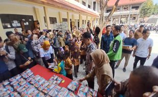 Momen Orang Tua Siswa Beri Testimoni Makan Bergizi Gratis di Depan Gibran