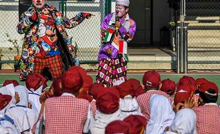 Atraksi Badut Hibur Siswa pada Hari Pertama Masuk Sekolah di Tangsel