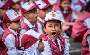 Ekspresi Siswa Baru SD pada Hari Pertama Masuk Sekolah di Jakarta