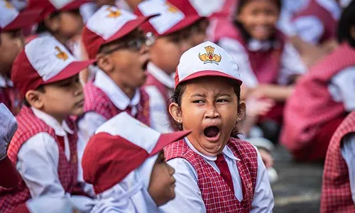 Ekspresi Siswa Baru SD pada Hari Pertama Masuk Sekolah di Jakarta