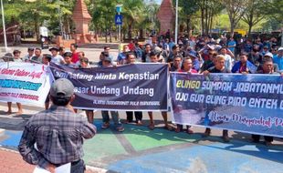 10 Tahun Jalan Rusak Tak Kunjung Diperbaiki, Ratusan Warga Pule Trenggalek Demo