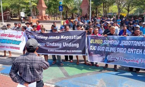 10 Tahun Jalan Rusak Tak Kunjung Diperbaiki, Ratusan Warga Pule Trenggalek Demo