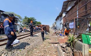 Bangunan Liar di Jalur KA Stasiun Malang-Stasiun Blimbing Dibongkar