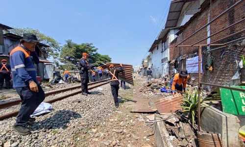 Bangunan Liar di Jalur KA Stasiun Malang-Stasiun Blimbing Dibongkar