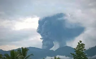 Gunung Dukono di Halmahera Meletus