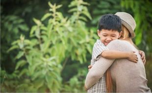 Pelukan Tulus Orang Tua Membuat Anak Merasa Bahagia