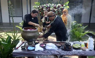 Tradisi 1 Sura, Museum Keris Nusantara Solo Gelar Jamasan 62 Pusaka