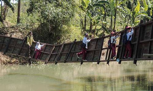 Perjuangan Pelajar dan Warga Bergelantungan Lintasi Jembatan Rusak di Sukabumi