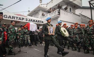 Upacara Militer Pemberangkatan Jenazah Wapres ke-9 Hamzah Haz Menuju Pemakaman