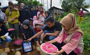 Suasana Haru Warnai Tabur Bunga dan Doa Bersama di Makam Afif Maulana