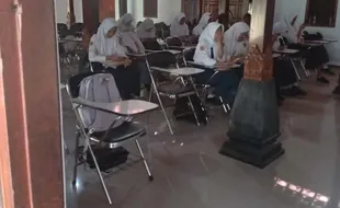 117 Siswa Kelas Jauh SMAN 1 Karangnongko Klaten Mulai Belajar di Rumah Warga