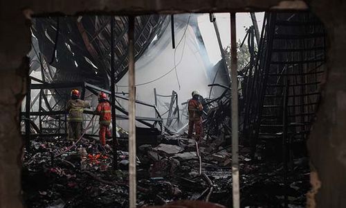 Gudang Alat Tulis Kantor di Surabaya Hangus Terbakar