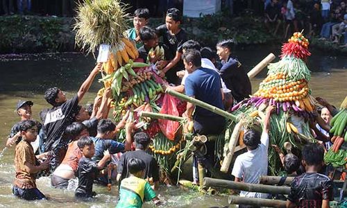 Serunya Warga Berebut Gunungan Hasil Bumi di Tradisi Kebur Ubalan Kediri