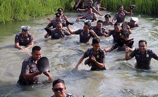 Momen Puluhan Anggota Polres Sukoharjo Nyebur ke Kolam Rayakan Kenaikan Pangkat