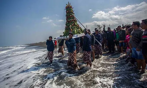 Tradisi Labuhan Puro Pakualaman di Pantai Glagah Kulon Progo