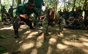 Latihan Bertahan Hidup Marinir Indonesia dan Amerika Serikat di Hutan Situbondo