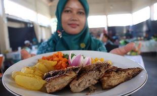 Aksi Ibu-ibu PKK Adu Kreasi di Lomba Cipta Menu Ikan Dispangtan Solo