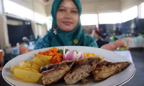 Aksi Ibu-ibu PKK Adu Kreasi di Lomba Cipta Menu Ikan Dispangtan Solo