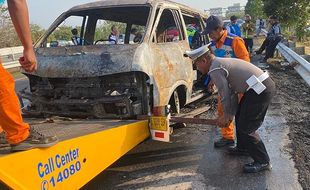 Evakuasi Mobil Minibus Terbakar di Tol Boyolali