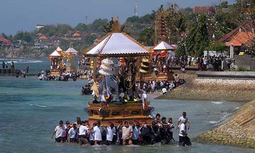 Upacara Ngaben Massal Desa Adat Karangsari Bali