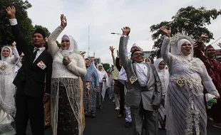 Momen Bahagia 330 Pasangan Pengantin Ikuti Isbat Nikah Massal di Surabaya