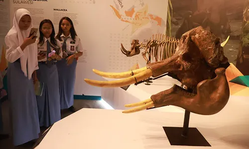 Pameran Benda Bersejarah Koleksi 16 Museum di Monumen Pers Solo