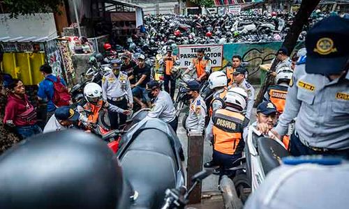 Penertiban Parkir Liar di Jakarta, Petugas Angkut Belasan Motor