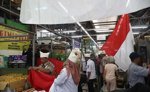 Pemasangan Bendera Merah Putih di Area Pasar Gede Solo Sambut HUT RI