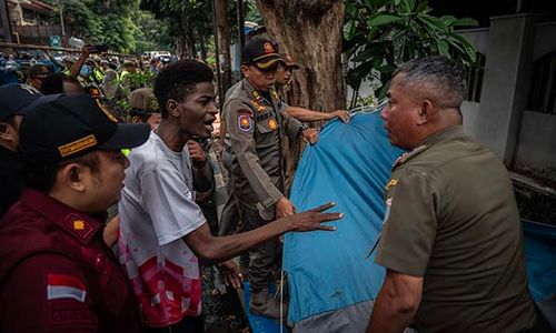 Satpol PP Jakarta Bongkar Tenda Pengungsi WNA di Depan Kantor UNHCR