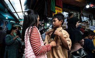 Jelang Tahun Ajaran Baru, Penjualan Seragam Sekolah di Jakarta Meningkat