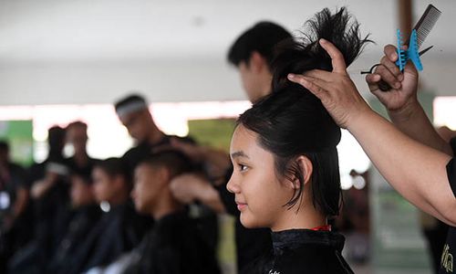 Prosesi Potong Rambut Anggota Paskibraka untuk Upacara HUT RI di IKN