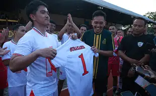 Momen Kaesang Serahkan Rekomendasi ke MN X Usai Main Bola Bareng di Sriwedari