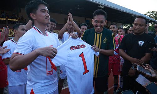 Momen Kaesang Serahkan Rekomendasi ke MN X Usai Main Bola Bareng di Sriwedari