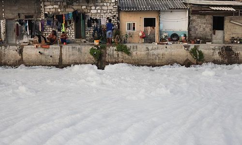 Sungai di Surabaya Diselimuti Gumpalan Busa Putih, Diduga Tercemar Limbah