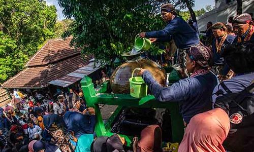 Potret Tradisi Nguras Enceh di Makam Raja-raja Mataram Imogiri Bantul