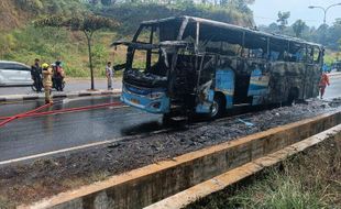 Breaking News! Bus Blue Star Ludes Terbakar di JLS Salatiga