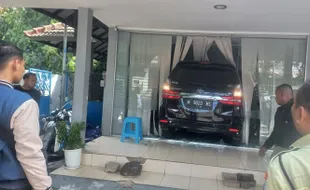 Duerr, Mobil Tabrak Kantor BRI Unit Abdulrahman Saleh Semarang