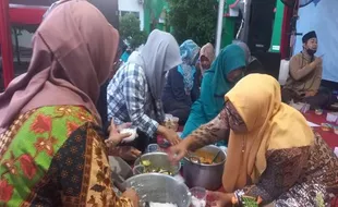 Menikmati Bubur Sura, Hidangan Khas Warga Semarang saat Malam 1 Sura