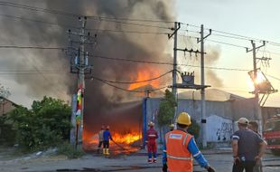 Bahan Mudah Terbakar Sulitkan Pemadaman Kebakaran di Pabrik Tasikmadu