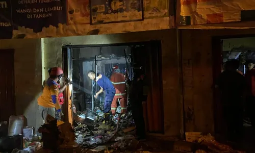 4 Kios di Pasar Raya 1 Salatiga Terbakar, Petugas Dobrak Pintu Padamkan Api