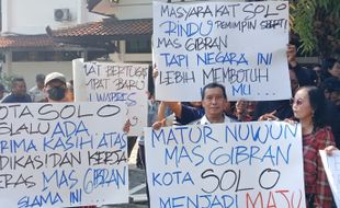 Ratusan Warga Berkumpul di Halaman DPRD Solo Serukan "Terima Kasih Gibran"