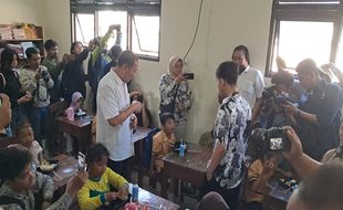 Gibran dan Teguh Tinjau Bareng Makan Bergizi Gratis di SDN Tugu Jebres Solo