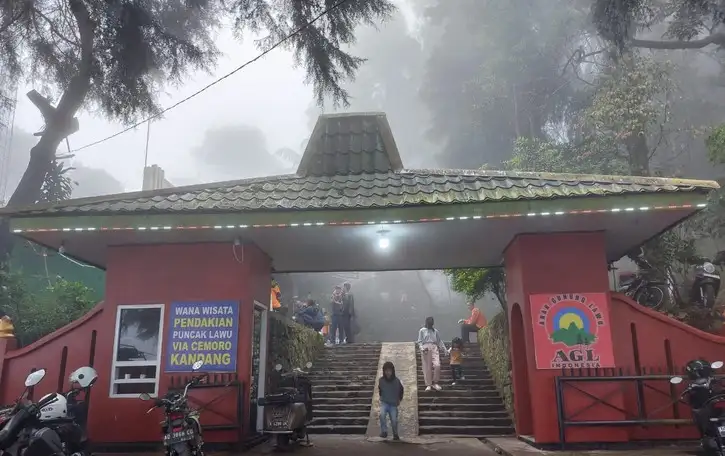 Ratusan Pendaki Mendaki Gunung Lawu Peringati 1 Sura