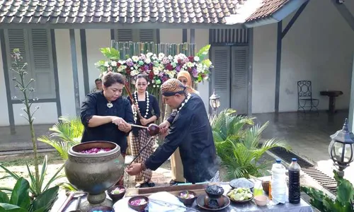 Jamasan 62 Pusaka di Museum Keris Solo, Keris Hibah Jokowi Ikut Dibersihkan