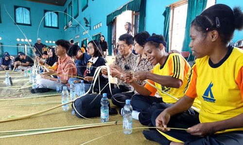 Perajin Kian Langka, Praktisi Ajarkan Pemuda Bandungan Semarang Merangkai Janur