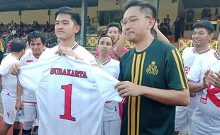 Kaesang Resmi Serahkan Rekomendasi Cawali Solo 2024 ke Gusti Bhre Berupa Jersey